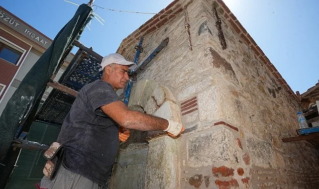 Gaziemir’in tarihi Çift Çeşme’si aslına uygun şekilde yenileniyor