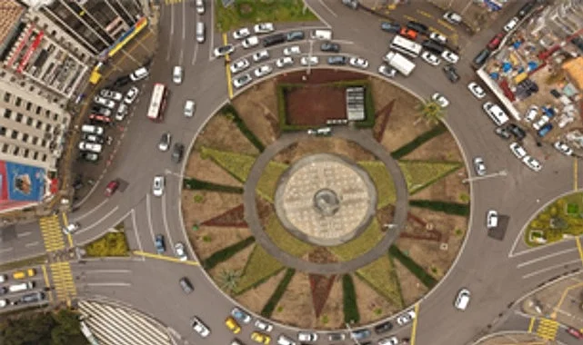 İzmir’in kalbi çiçek açtı