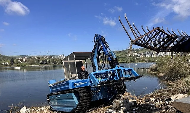 Kocaeli Büyükşehir Belediyesi, Gölkaypark’taki göleti temizledi