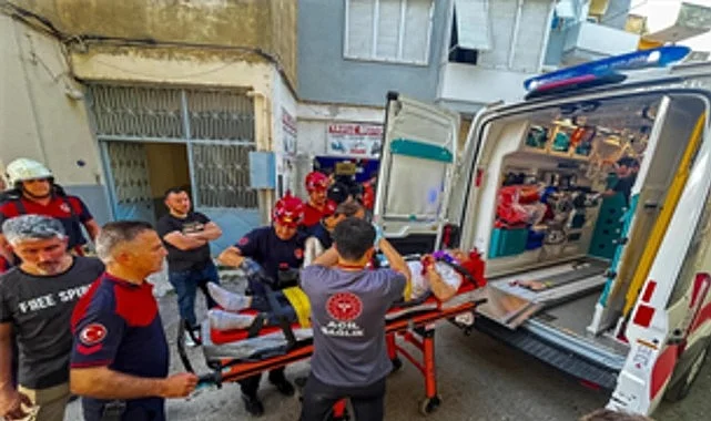 Apartman boşluğuna düşen vatandaş, itfaiye ekipleri tarafından kurtarıldı