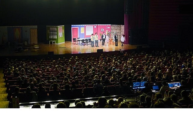 Gençlerden rock konseri ve tiyatro