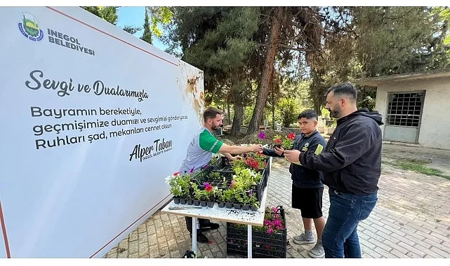 İnegöl Belediyesi Bayram Öncesi Mezarlıklarda Çiçek Dağıttı