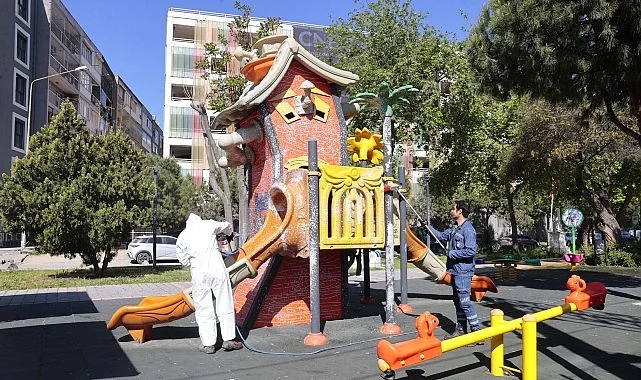 Konak’ın parklarında temizlik mesaisi