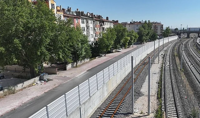 Başkan Altay, Banliyö Hattında Tren Kaynaklı Gürültüye Karşı Ses Bariyeri Yaptıklarını Açıkladı