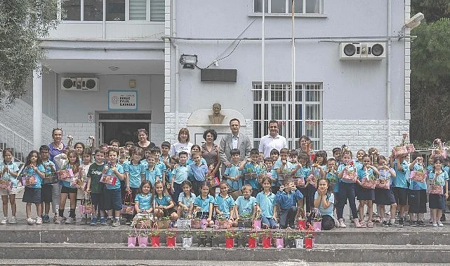 Bornovalı minik eller toprakla buluşuyor