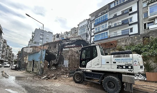 Konak’ta metruk bina yıkımları tam gaz