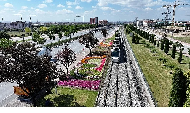 Konya Büyükşehir’in Çiçeklerle Bezediği Cadde ve Parklar Göz Kamaştırıyor