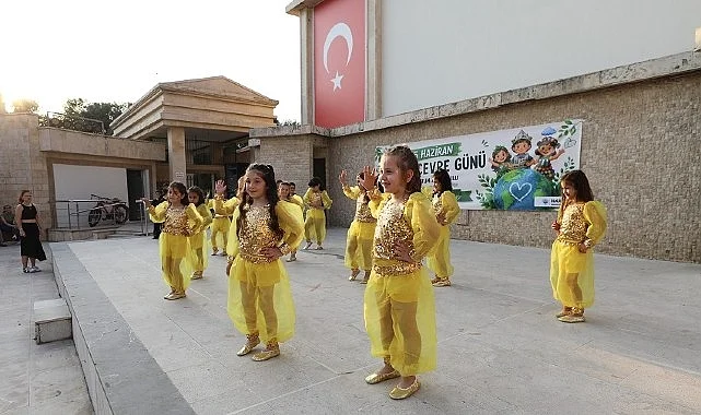 Menderes’te Öğrencilerden Duyarlı Defile