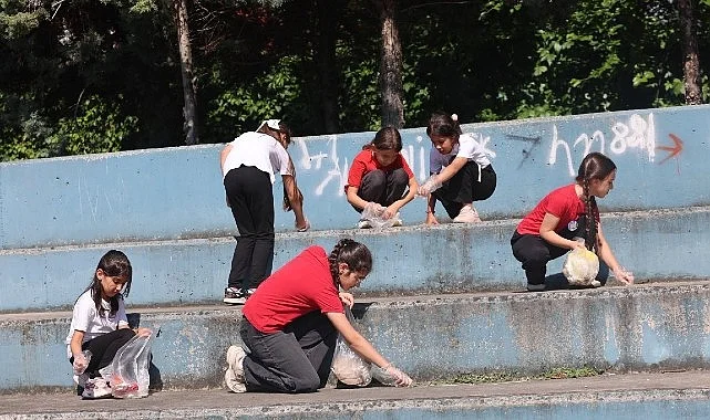 Öğrencilerinden Mıntıka Temizliği