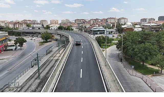 Başkan Altay Kunduracılar Üst Geçidi’nde Asfaltı Yenileyerek Standardı Yükselttiklerini Açıkladı