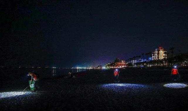 Büyükşehir’den Konyaaltı Sahili’nde 7/24 temizlik mesaisi