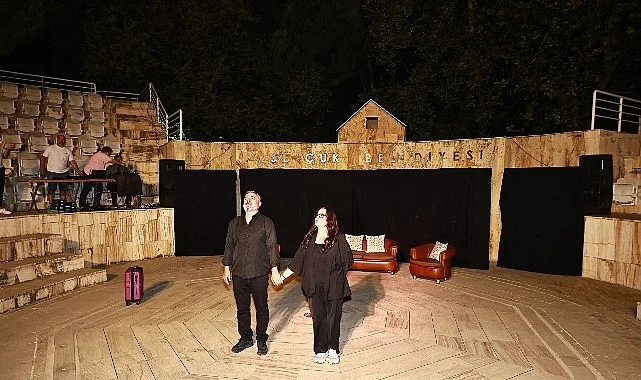 Efes Selçuk Belediye Tiyatrosu “Haybeden Gerçeküstü Aşk” ile İzleyiciden Tam Not Aldı
