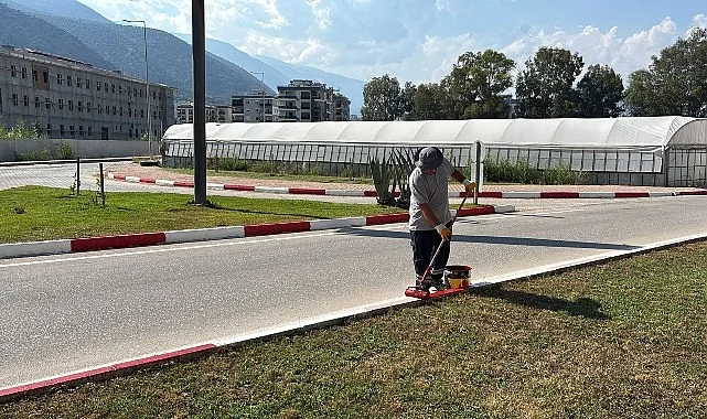 Finike’de yollar yenileniyor bordürler boyanıyor