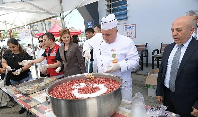 Salı Pazarında Aşure İkramı