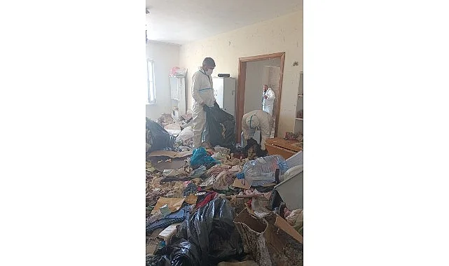 Balkan Mahallesi’nde evden 28 ton çöp çıkarıldı