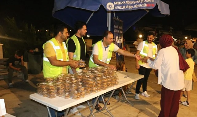 Büyükşehir Mevlit Kandil’inde 19 ilçede lokma ikram etti