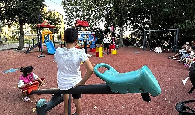 Çocuk tiyatroları yaz akşamlarını renklendirmeye devam ediyor