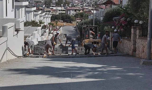 Didim Belediyesi Akbük’te parka taşı döşeme çalışmalarını sürdürüyor