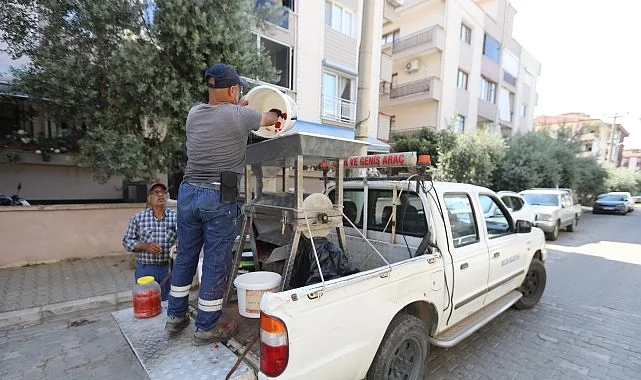 Efes Selçuk’ta Salçalar Ailece Hazırlanıyor, Belediye Makine ile Destek Oluyor