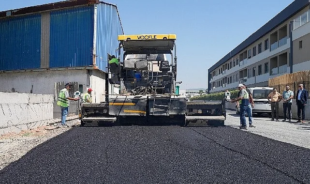Gaziemir’de asfaltlama atağı: 4 bin 470 ton asfaltla yollar yenileniyor