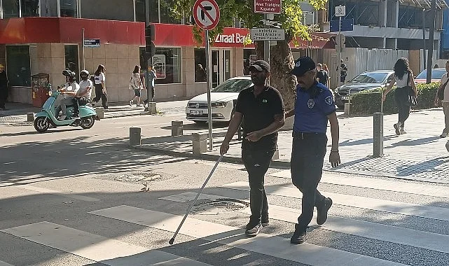 Görme engelli vatandaşa zabıtadan destek eli