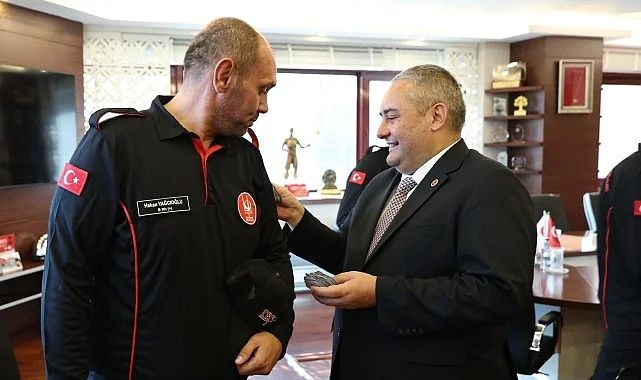 KEÇ-TİM Arama ve Kurtarma Ekibi’ne Akreditasyon Peçlerini Başkan Özarslan Takdim Etti