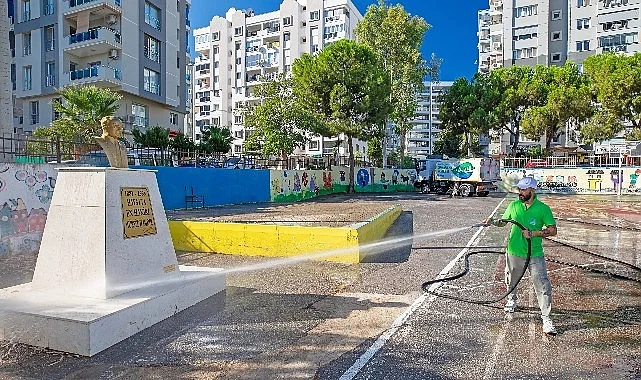 Narlıdere Belediyesi’nden okul bahçelerinde temizlik çalışması