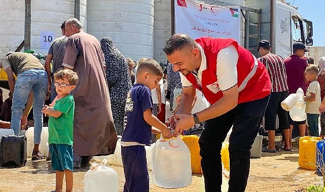 Türk Kızılay Gazze’de artan salgın hastalıklara karşı hijyen kiti ve temiz içme suyu dağıtıyor