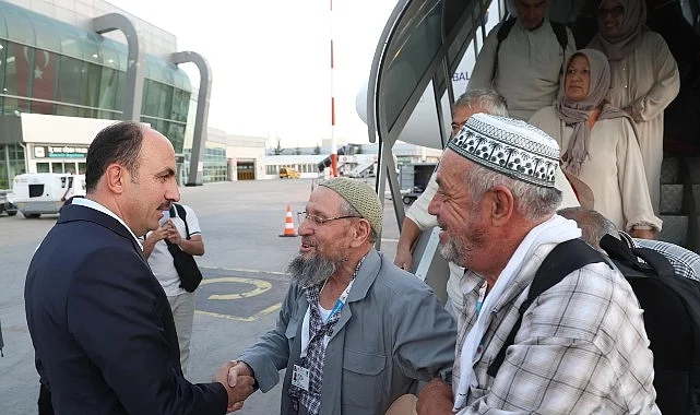 Başkan Altay, Kutsal Topraklardan Dönen Vefa Umresi İlk Kafilesinin Dönüş Heyecanına Ortak Oldu