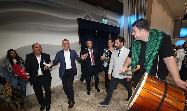 Başkan Büyükakın, Vanlıların halayına katıldı:  “Biz birlikte Türkiye’yiz”