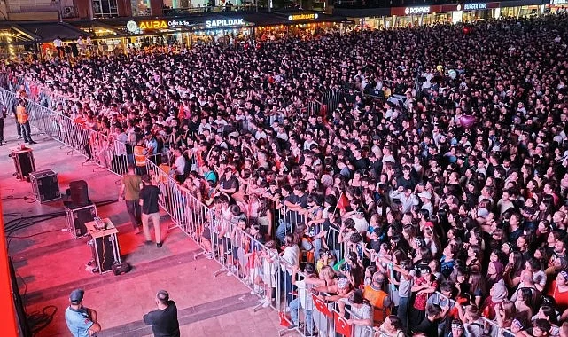 Başkan Çerçioğlu On Binlerce Aydınlıyı Atatürk Kent Meydanı’nda Kurtuluş Coşkusunda Buluşturdu