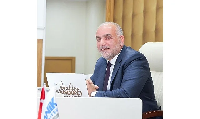 Başkan Sandıkçı: “Üniversiteyi kazanan tüm öğrencilerimize burs desteği sağlıyoruz”