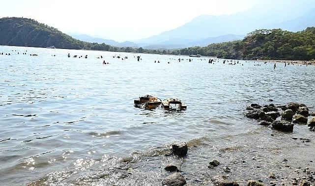 Kemer’de 575 metrelik deniz bariyeri takıldı