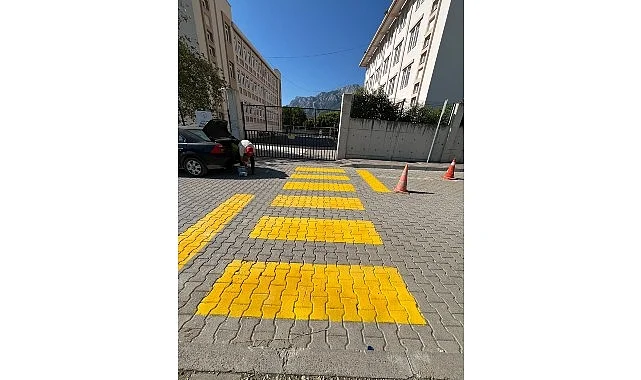 Kemer’de okul önlerindeki yaya geçitleri boyanıyor