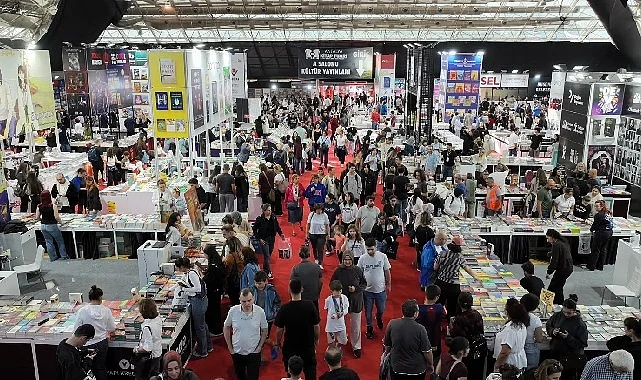Antalya Kitap Fuarı’nda ikinci gün yoğunluğu