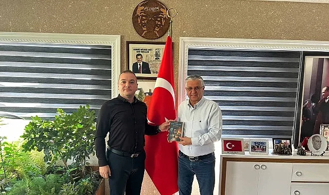 Balıca, yeni kitabını Başkan Topaloğlu’na takdim etti