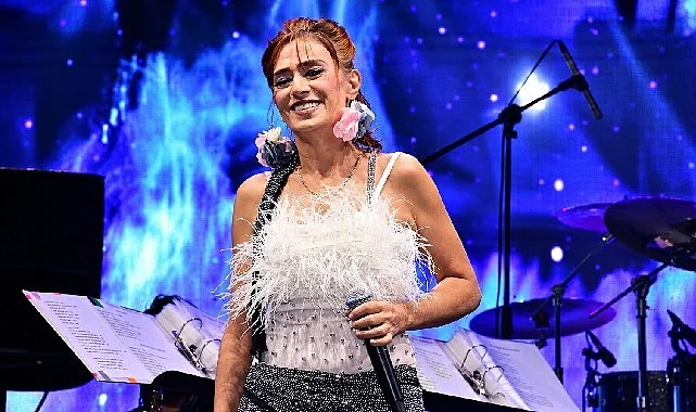 Yıldız Tilbe, Kıbrıs’ta 2 bin davetliye unutulmaz bir gece yaşattı!